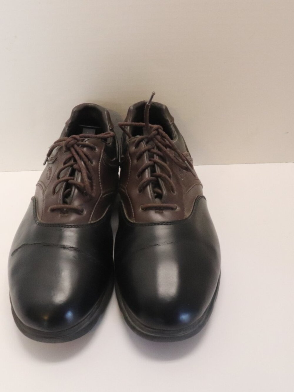 Callaway Men's Golf Shoes Size 10.5 With some Creases on the Toe Area Both Shoes
